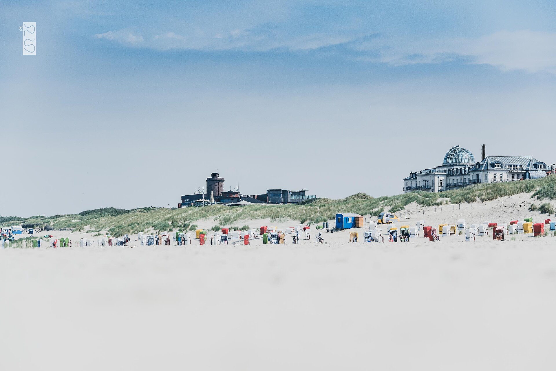 Sicht von der Wasserkante über den Juister Strand in Richtung Strandpromenade