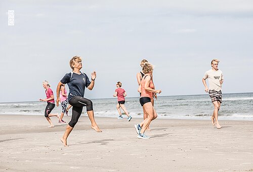 Ausdauertraining am Juister Strand mit dem Team des Strandsports