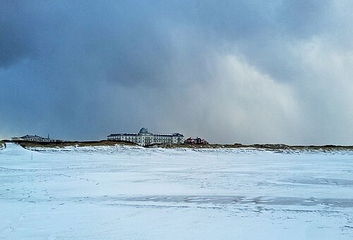 Winterurlaub auf Juist - Blick auf den mit Schnee bedeckten Strand von der Nordsee aus