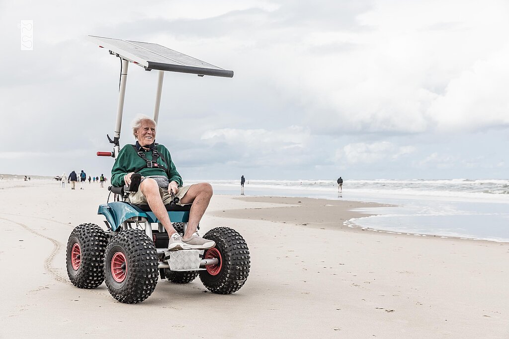 Solarbetriebener Rollstuhl am Strand auf Juist