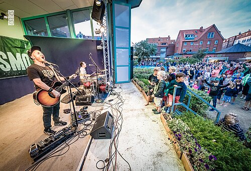 Band mit Zuschauerschaft bei einem Konzert auf dem Kurplatz auf Juist